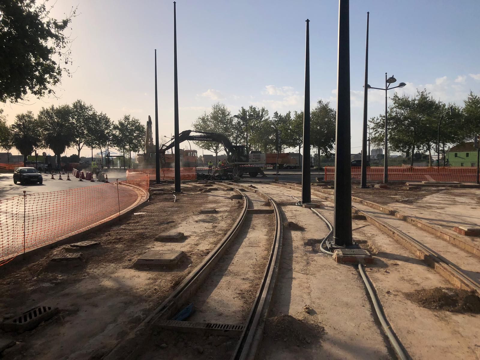 Obras en la avenida Antonio Ferrandis para la instalación de los raíles de la futura línea 10 de Metrovalencia