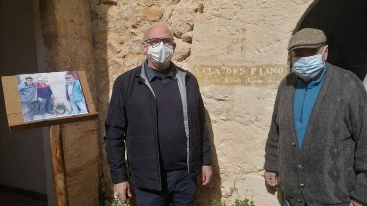 Rafel Caldés y Antoni Tomàs, junto a la nueva inscripción.