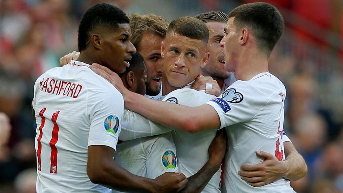 Los jugadores ingleses celebran el primer tanto del partido