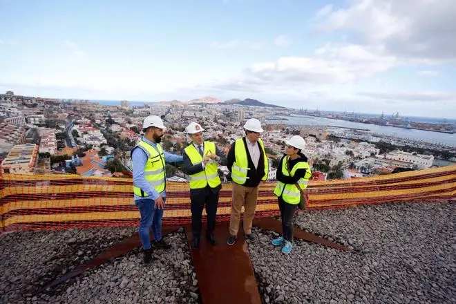 El alcalde Augusto Hidalgo visita las obras del mirador de Altavista