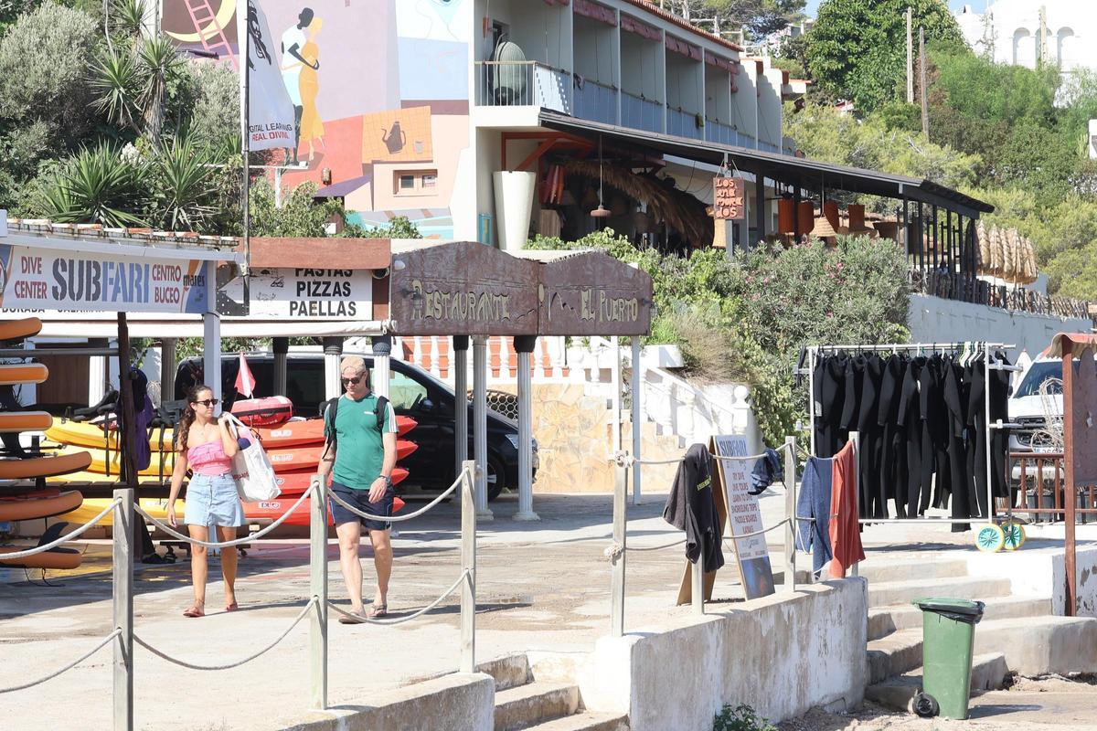 A la izquierda, el centro de buceo Subfari. En el centro, el restaurante El Puerto, ahora cerrado. A la derecha, la terraza de Los Enamorados.