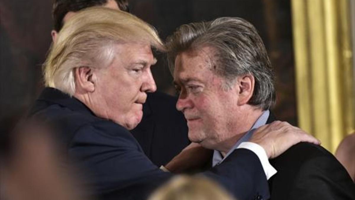 Trump abraza a Bannon, su asesor más próximo, después de jurar el cargo de presidente, el pasado mes de enero.