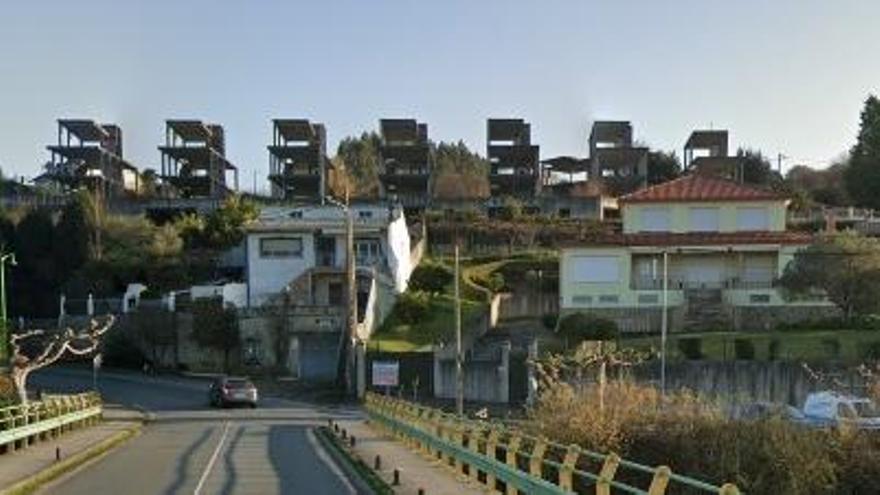 Los edificios inacabados de Bañobre, en una vista desde la carretera de la playa de Miño.