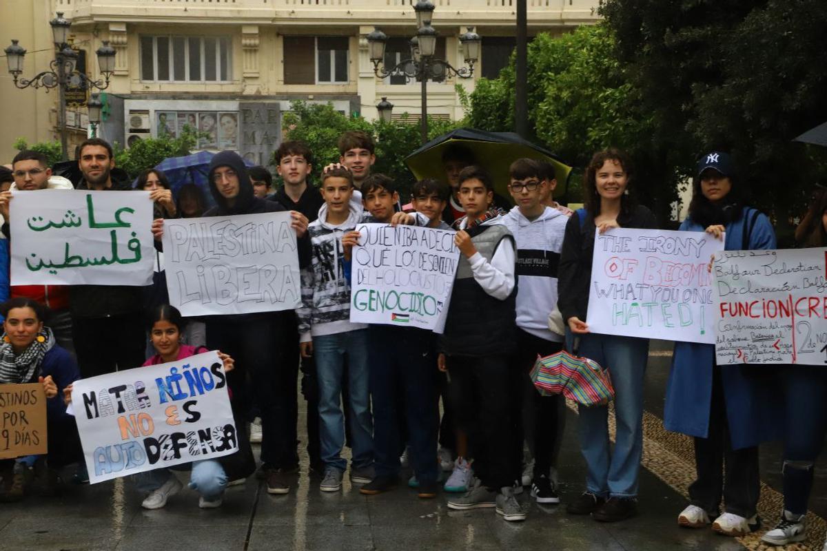 Concentración estudiantil en solidaridad con Palestina en la plaza de las Tendillas en Córdoba