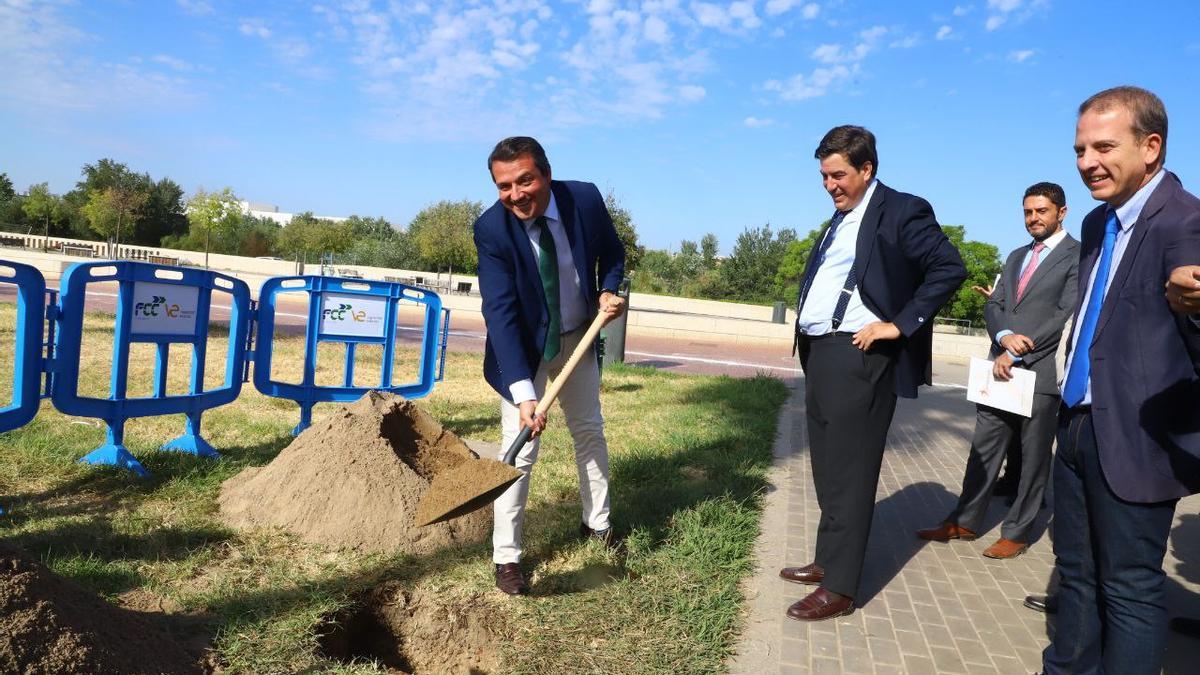 El alcalde, José María Bellido, coloca la primera piedra del tanque de tormentas.