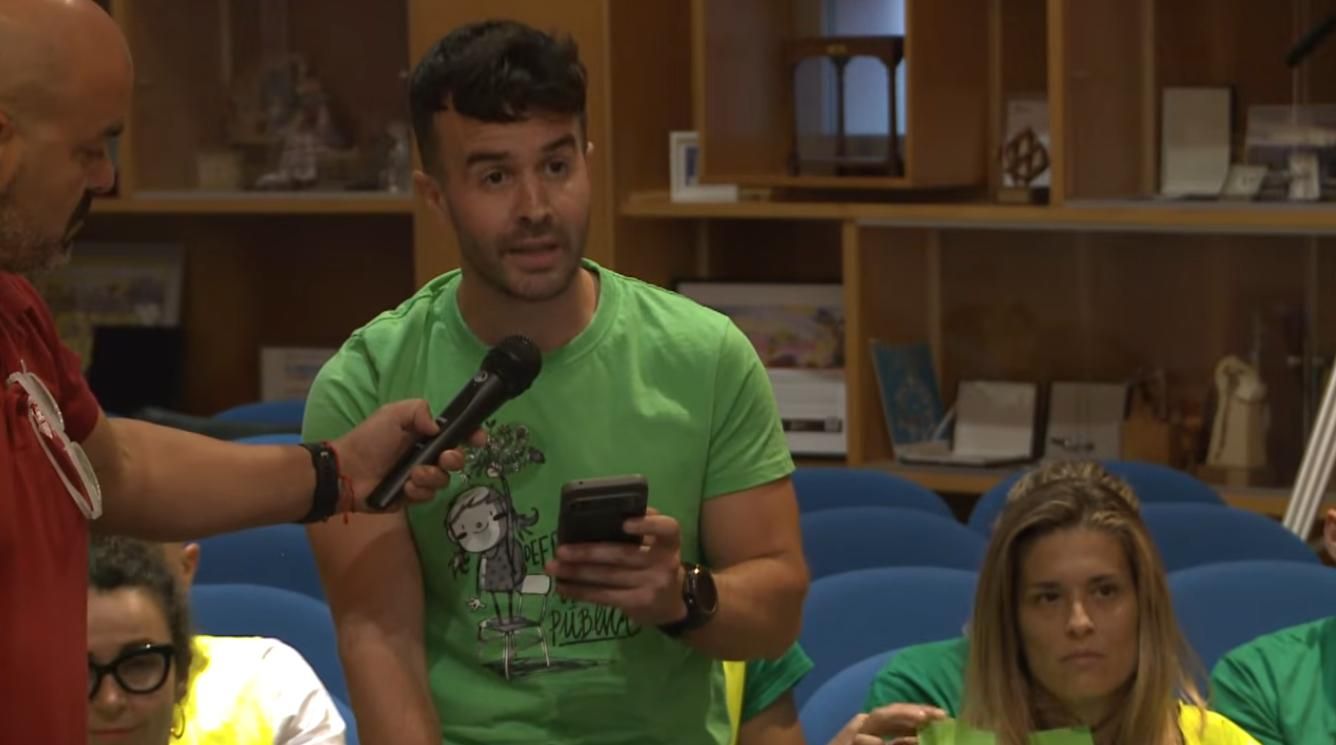 Un representante de los profesores en huelga leyó un comunicado de rechazo a la "graduación encubierta".