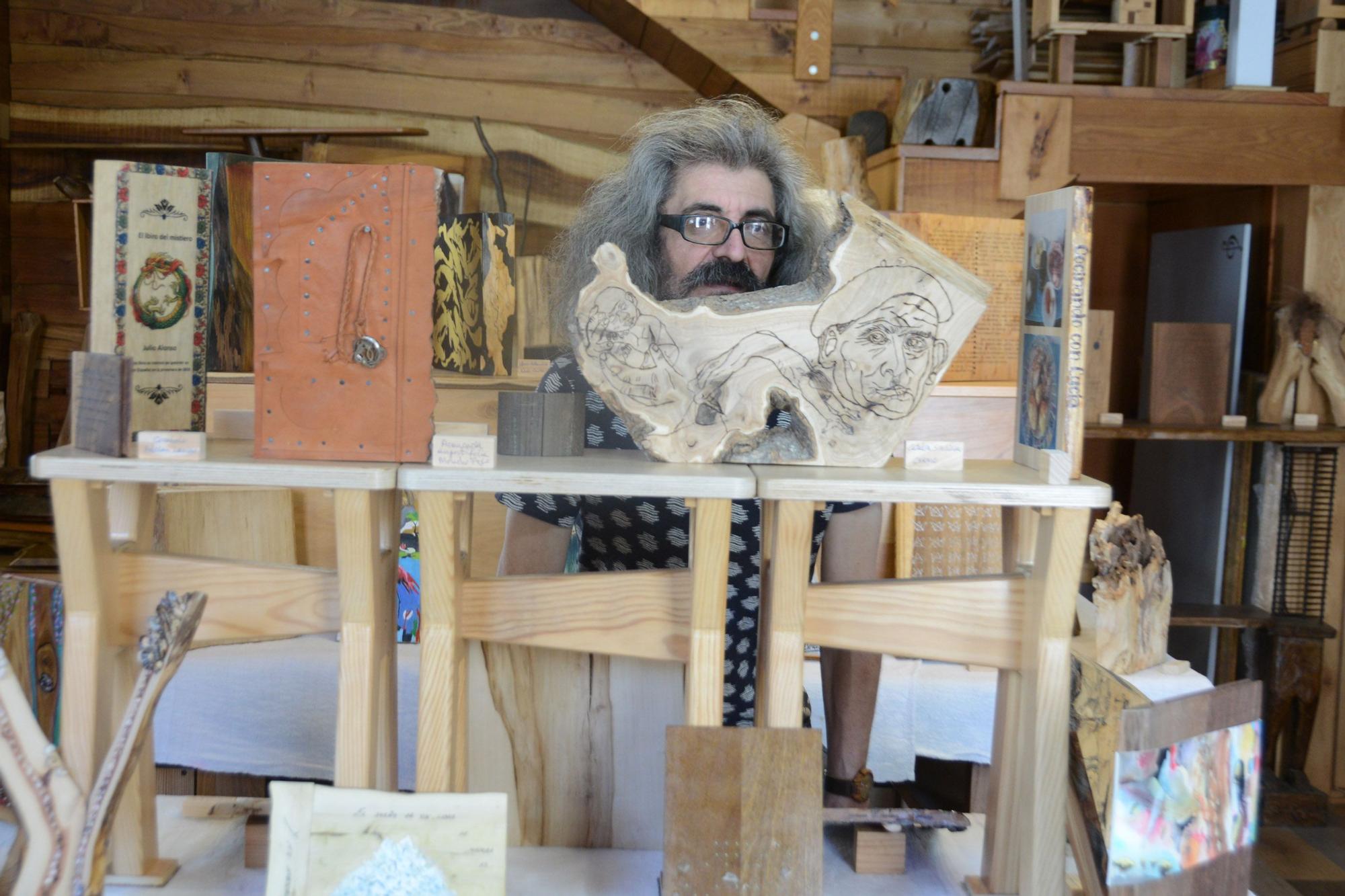 Agustín en su estudio, rodeado de piezas. Además es pintor de renombre, otra de sus facetas.