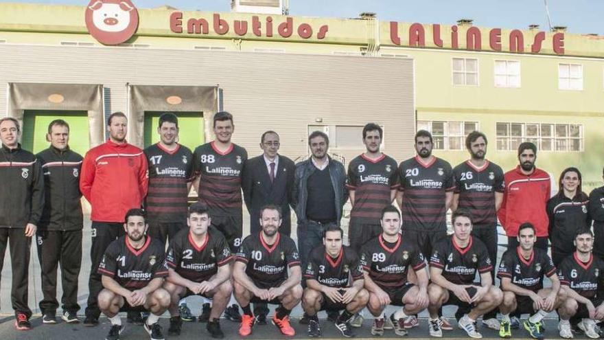 El conjunto del Arena realizó recientemente la foto oficial de la temporada delante de la fábrica de su principal patrocinador.