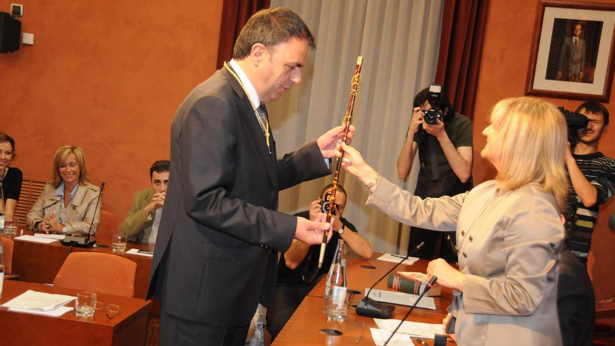 Valentí Junyent rep la vara d'alcalde el juny del 2011 a l'Ajuntament de Manresa
