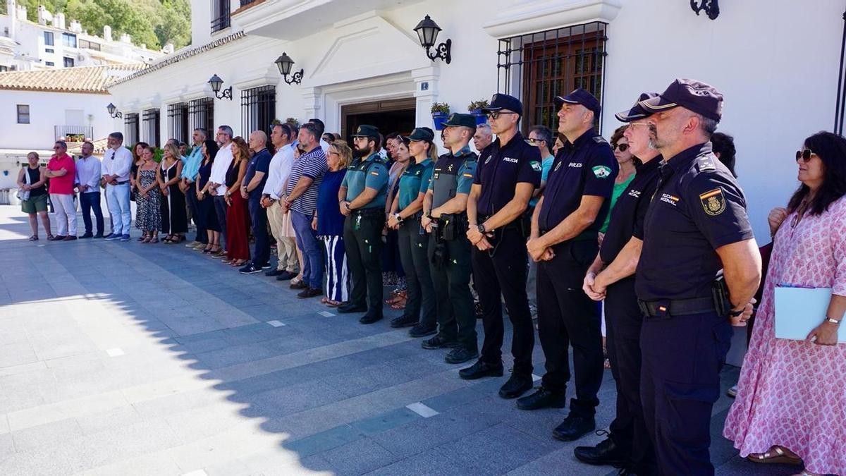 Minuto de silencio en el Ayuntamiento de Mijas por el asesinato de María y Patricia.
