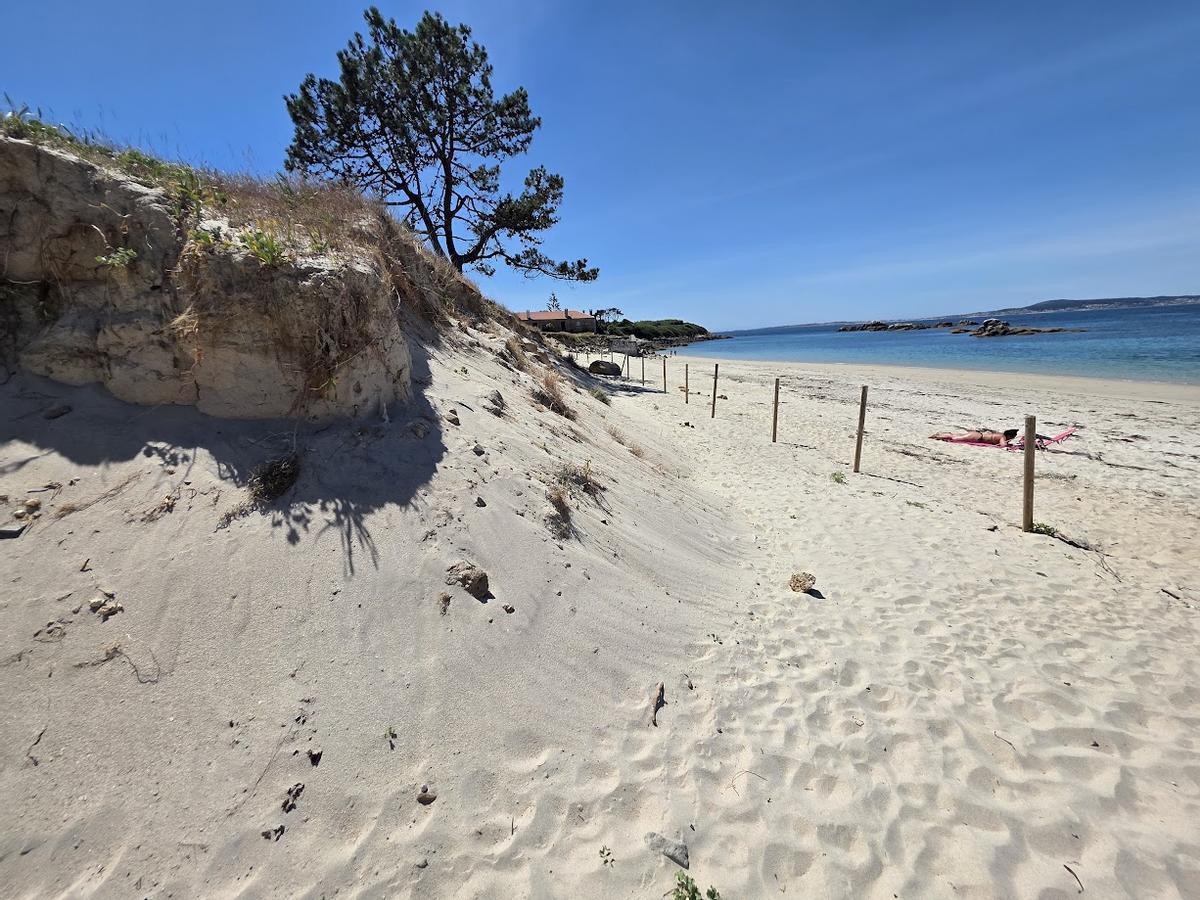El pasado invierno el mar se llevó parte de la arena.