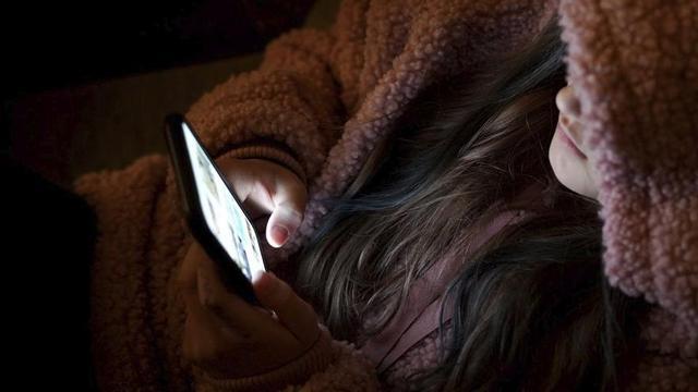 Una niña utiliza un ‘smartphone’. | JOSE LUIS ROCA