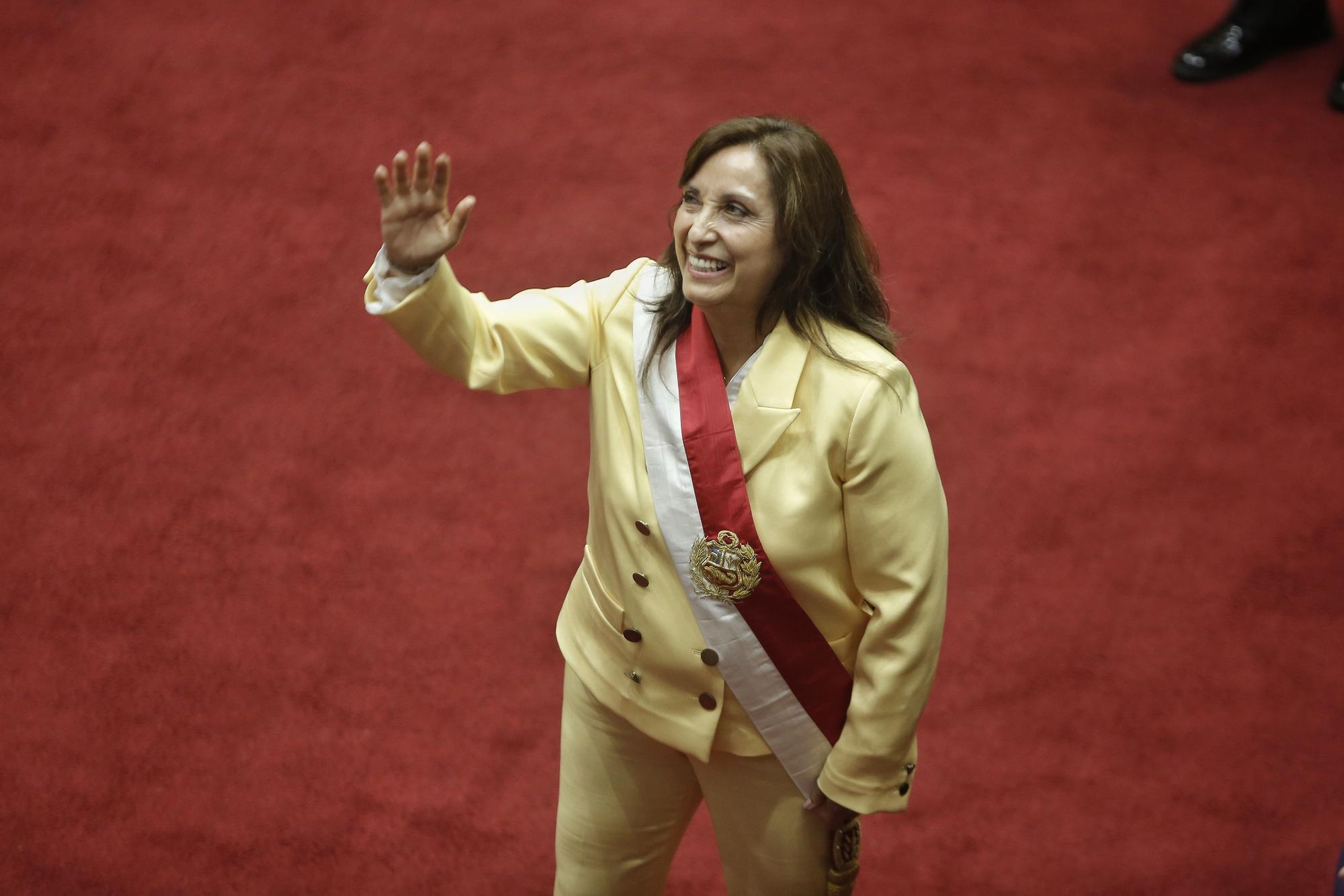 La abogada Dina Boluarte jura como primera presidenta de la historia de Perú.