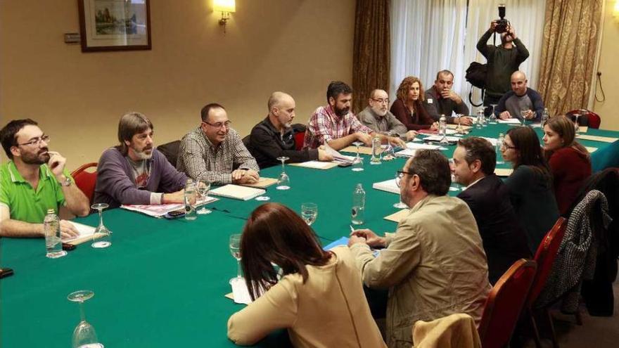 Representantes de la patronal (derecha) y los sindicatos, en la reunión de ayer en Coia. // Ricardo Grobas