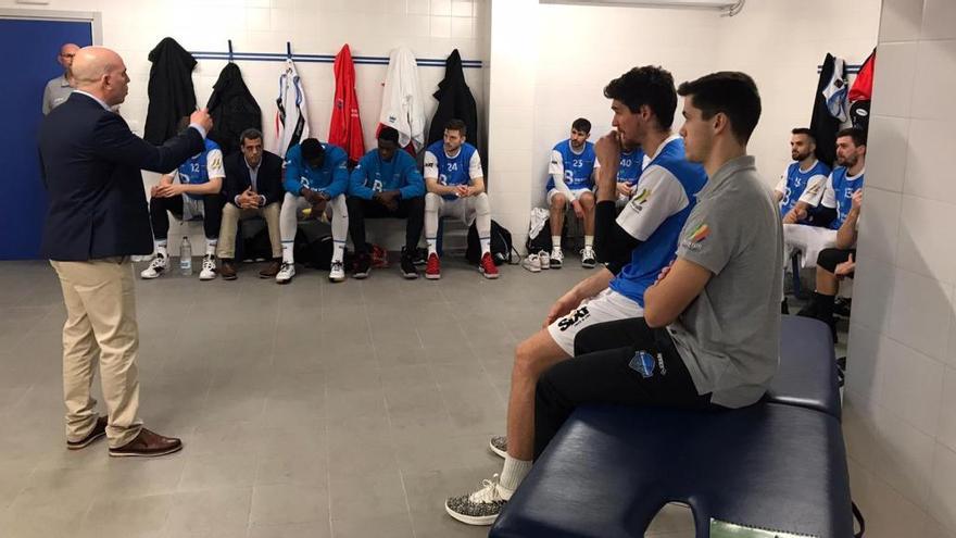 FÃ©lix Alonso da las Ãºltimas instrucciones a sus jugadores en el vestuario, antes del partido.