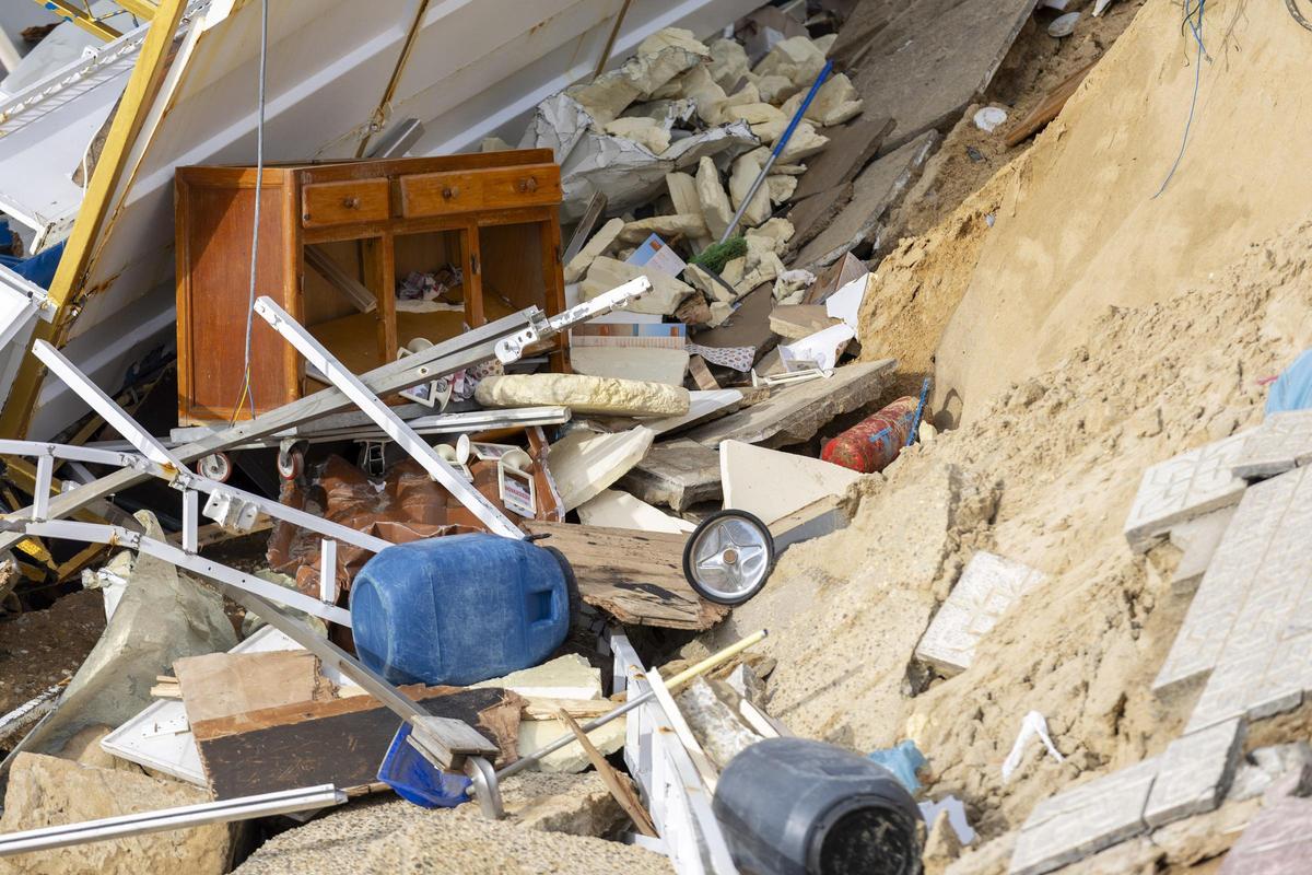 Escombros del chiringuito Sirena Dorada, en Matalascañas, tras el paso de la borrasca Francis.