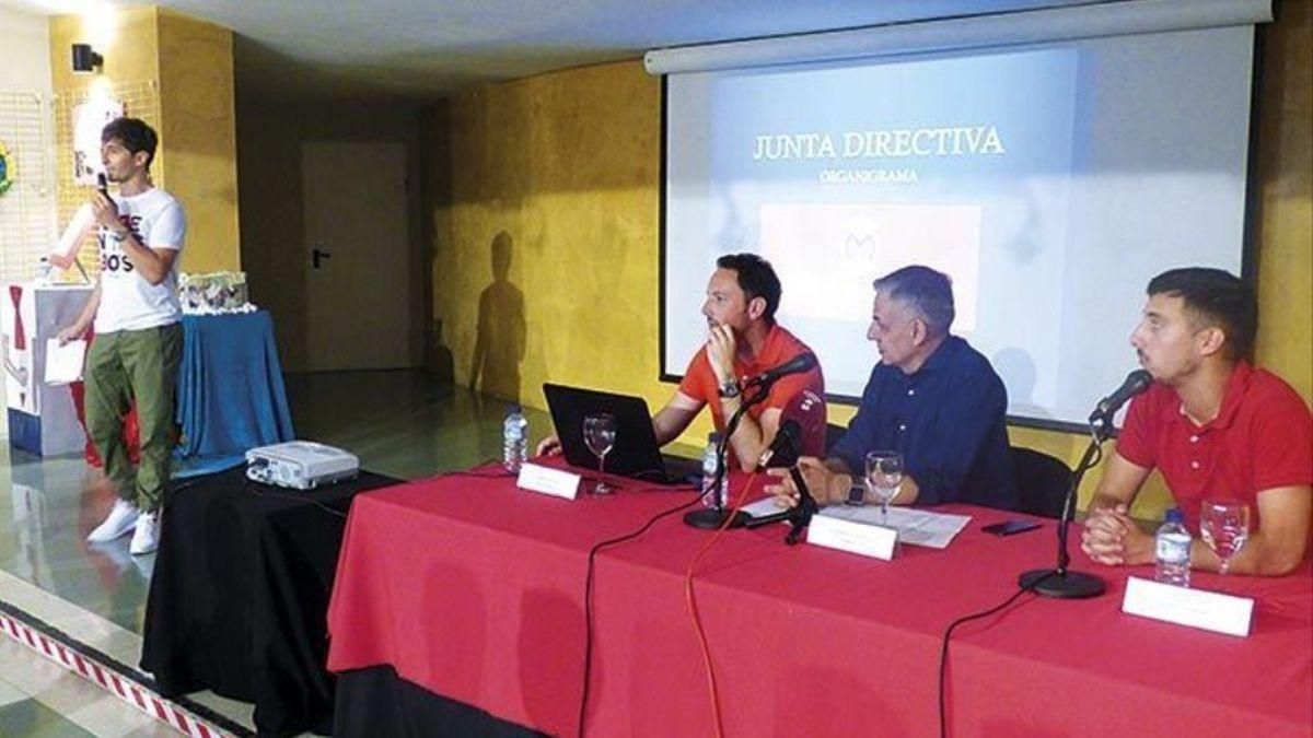 La directiva del UD Montijo en una asamblea anterior