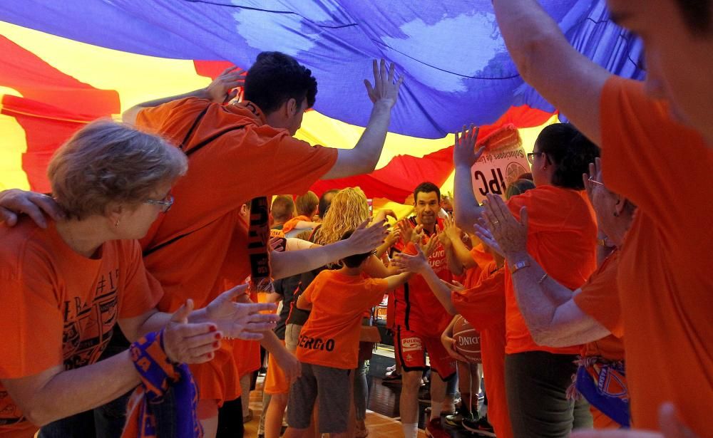 Recibimiento Valencia Basket-Baskonia tercer partido semifinales ACB