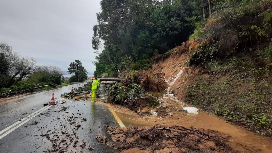 Un tornado arranca el tejado de un garaje en Meira mientras el temporal desborda ríos y tira árboles