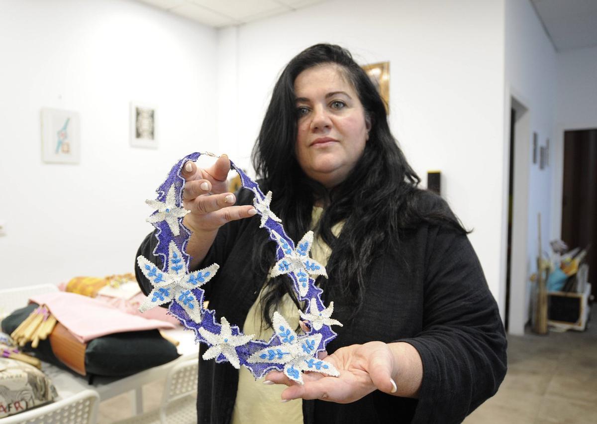 Josefina Campaña posa con el colgante «Mar de Hielo». | BERNABÉ/JAVIER LALÍN