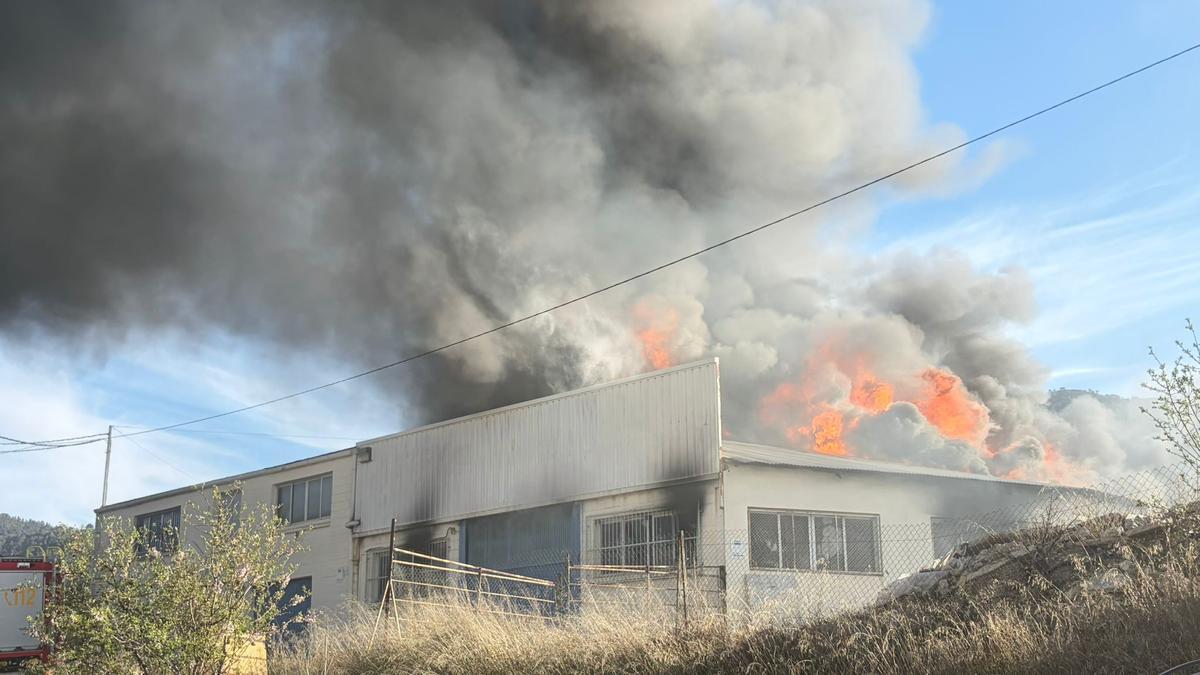 La fábrica de Biar donde los bomberos trabajan por sofocar las llamas.
