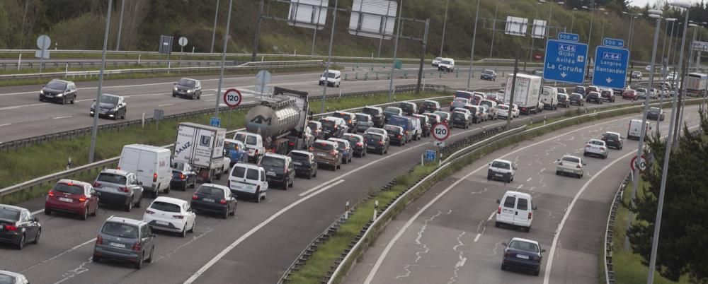 Retenciones kilométricas por las obras en un carril de la "Y"