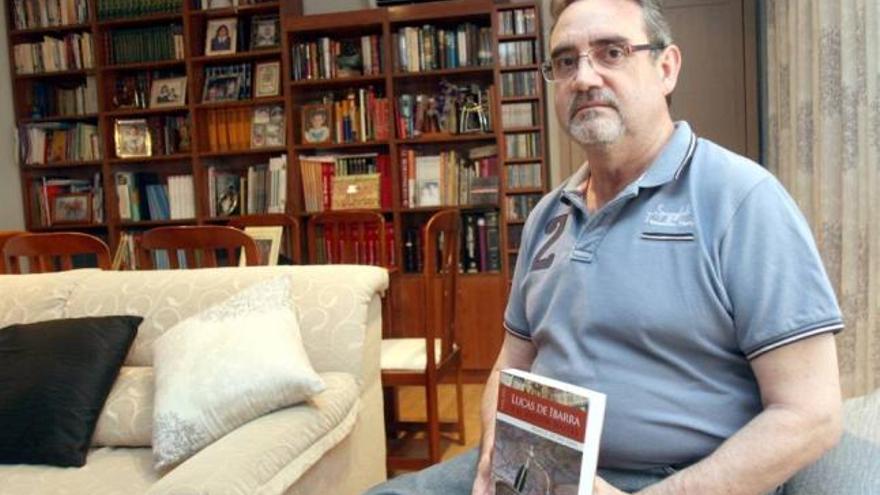 Manuel San Juan posa con su primera novela &#039;Lucas de Ibarra y el Halcón Maltés&#039;.