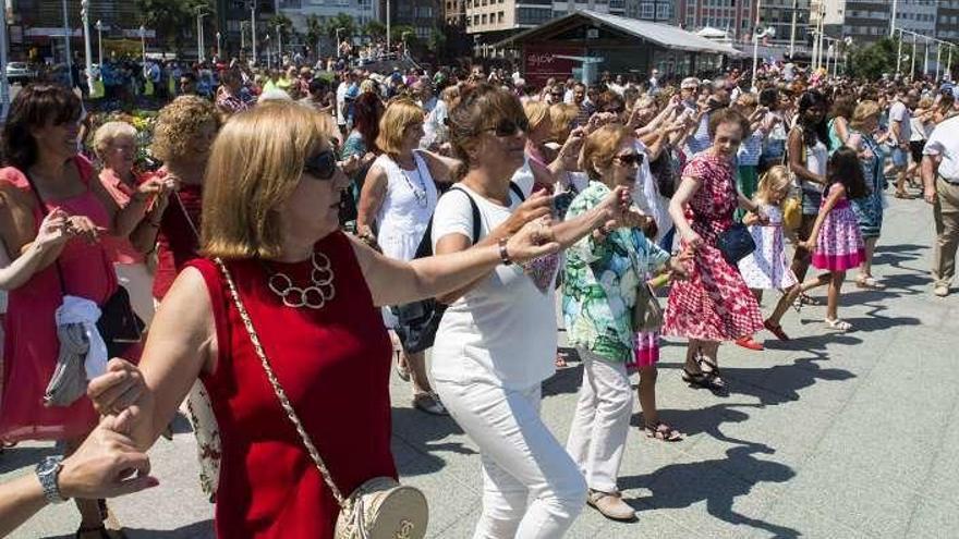 Participantes en la danza prima colectiva de unas pasadas fiestas de Begoña.