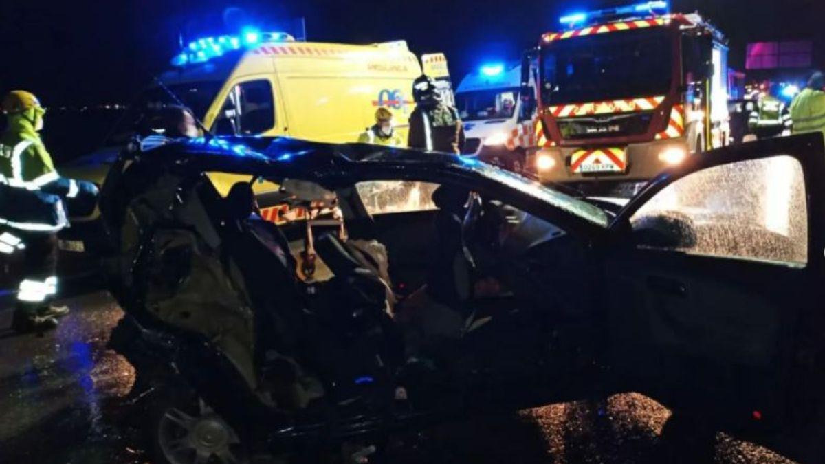 La parte trasera del coche que recibió el impacto quedó destrozada.