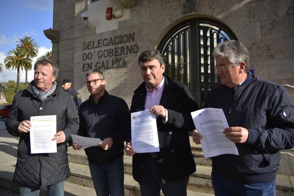 Taxistas de la ciudad marchan en caravana por A Coruña dentro de una jornada de protestas del sector del taxi contra los vehículos de transporte colectivo