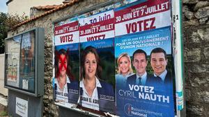 Pasquín electoral en Mantes-la-Ville donde se ve tachada a la candidata del movimiento centrista Ensemble, al lado de un cartel de RN.