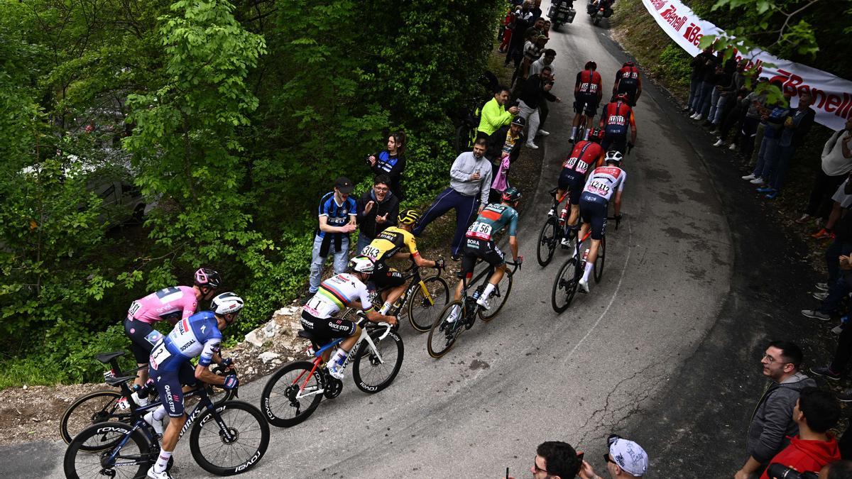 13 May 2023, Italy, Fossombrone: Cyclists compete in the eighth stage of the 2023 Giro D'Italia cycling race, 207 km from Terni to Fossombrone. Photo: Jasper Jacobs/Belga/dpa