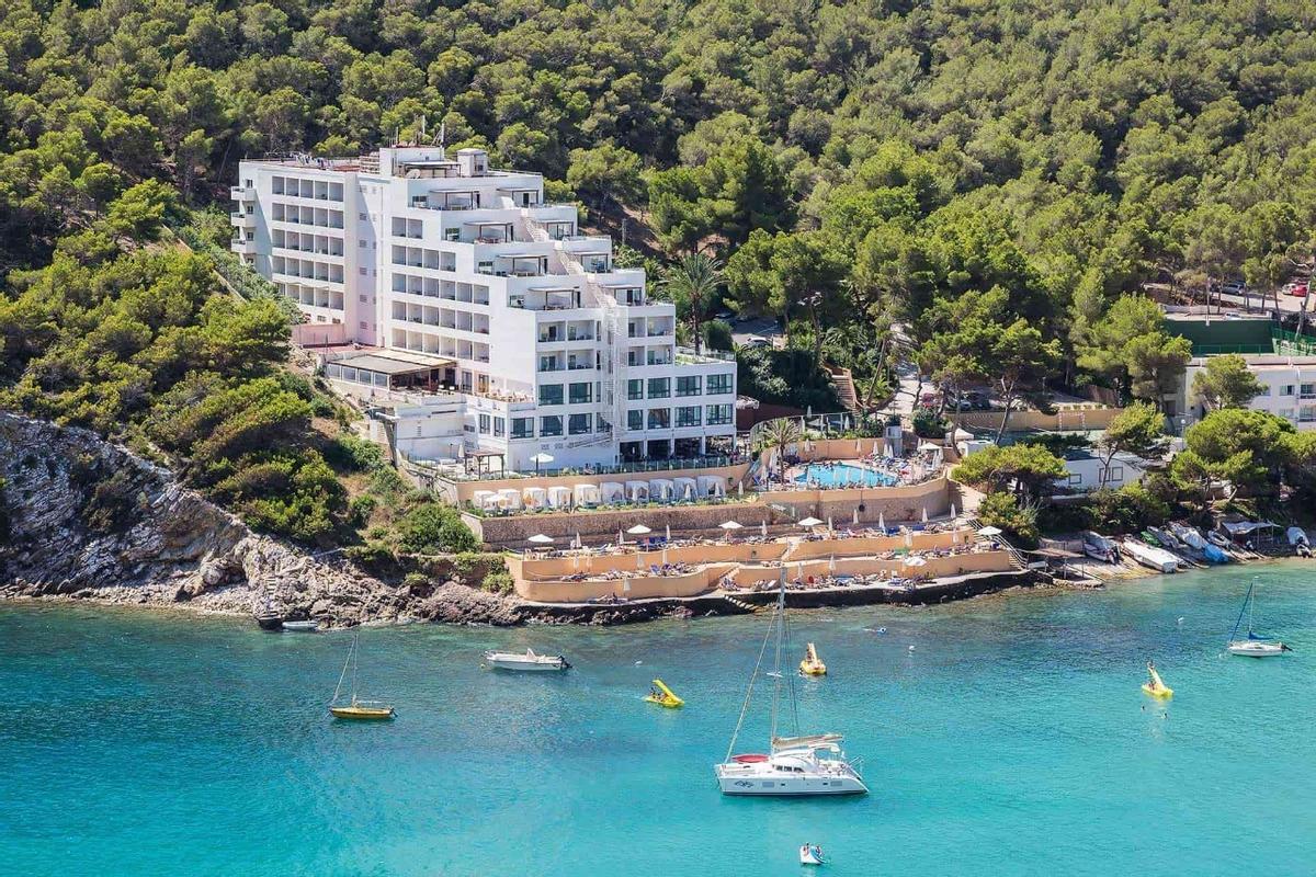 Palladium Hotel Cala Llonga se encuentra en un rincón de la bella cala Llonga,en un entorno natural fantástico, un ambiente tranquilo e increíbles vistas al mar