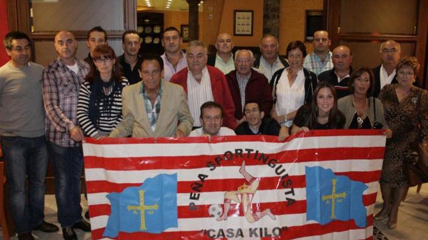 Los componentes de la peña Casa Kilo, durante la reunión en La Llorea.