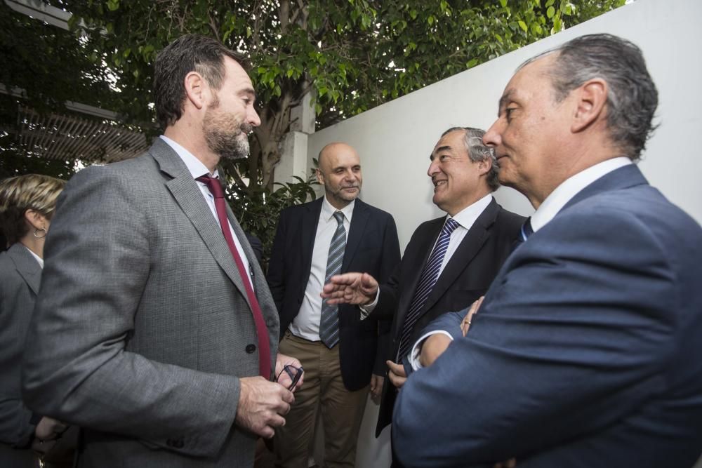 El presidente de la Asociación Española de Fabricantes de Juguetes, José Antonio Pastor; el director de INFORMACIÓN, Tomás Mayoral; el presidente de la CEOE, Juan Rosell; y el presidente de la CEV, Salvador Navarro, conversando.