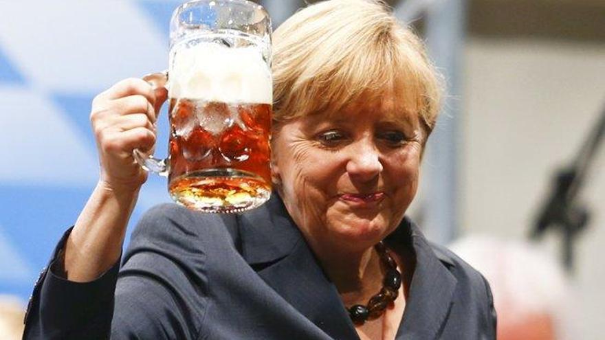 Angela Merkel, con una cerveza.