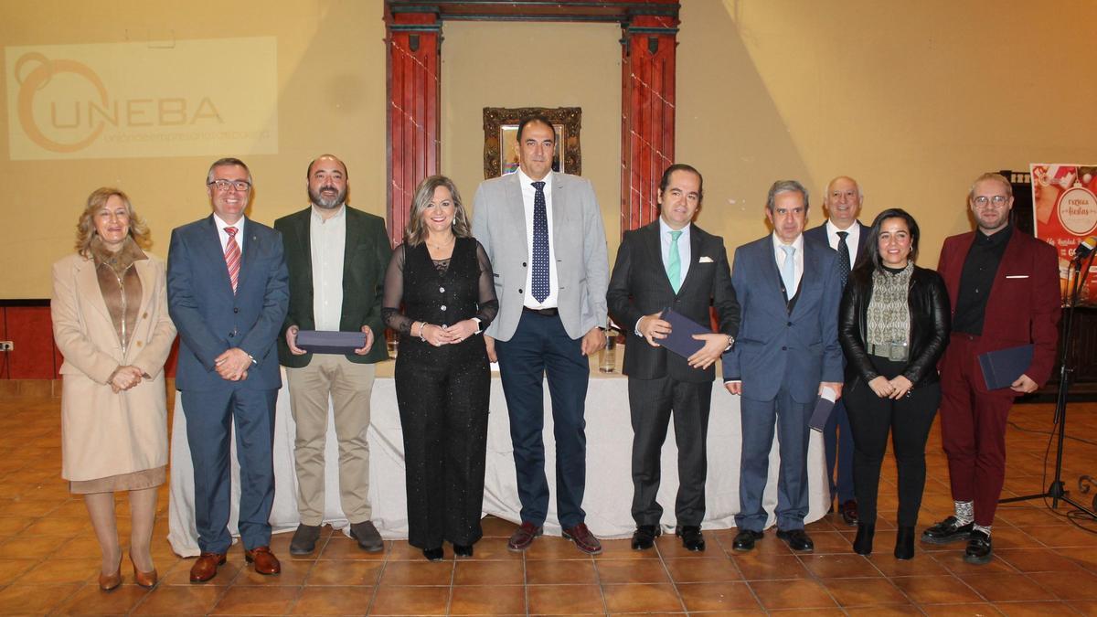 Autoridades y premiados en la gala de Uneba, en Baena.