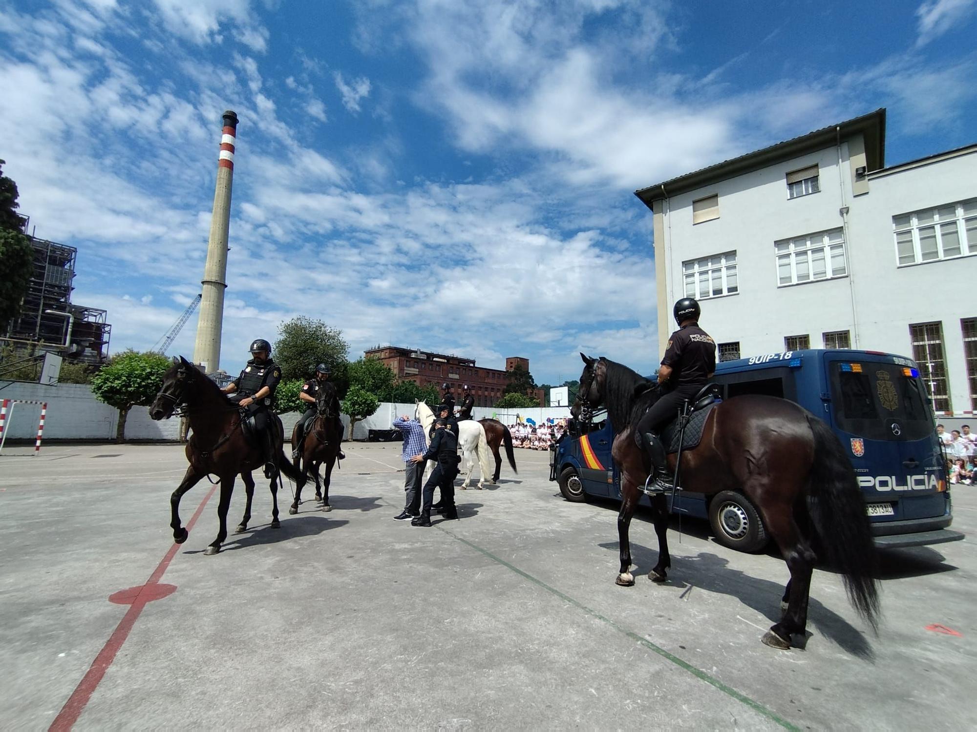 Exhibición de la Policía Nacional en el colegio Beata Imelda de La Felguera