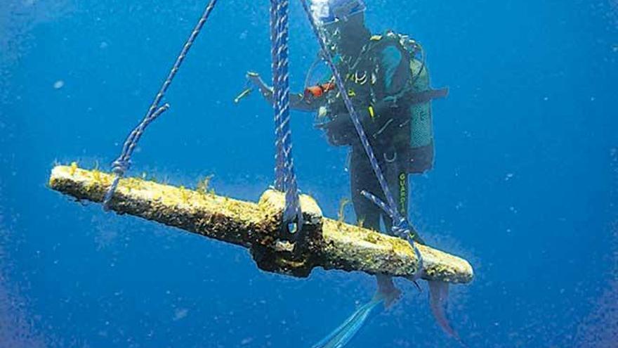 Un submarinista del GEAS con el valioso cepo romano.