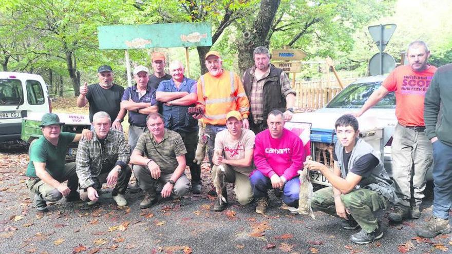 Un grupo de cazadores, ayer en O Morrazo. 