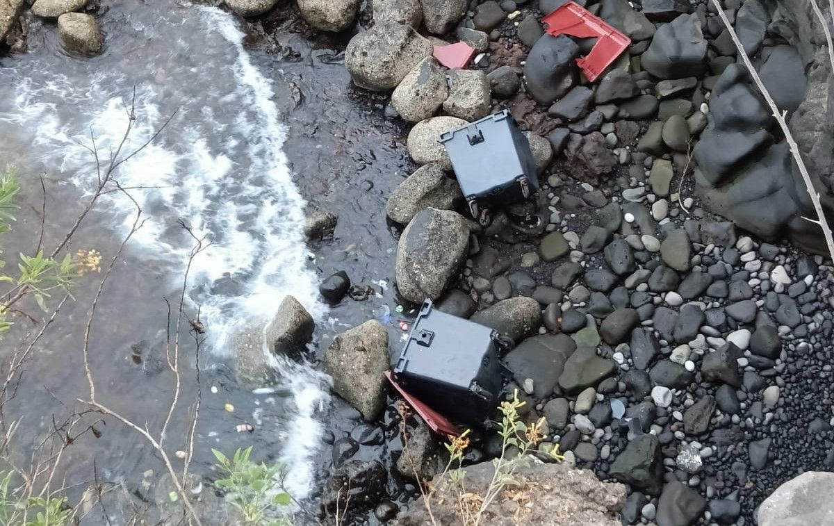 Tiran dos contenedores de basura al mar en Las Palmas de Gran Canaria