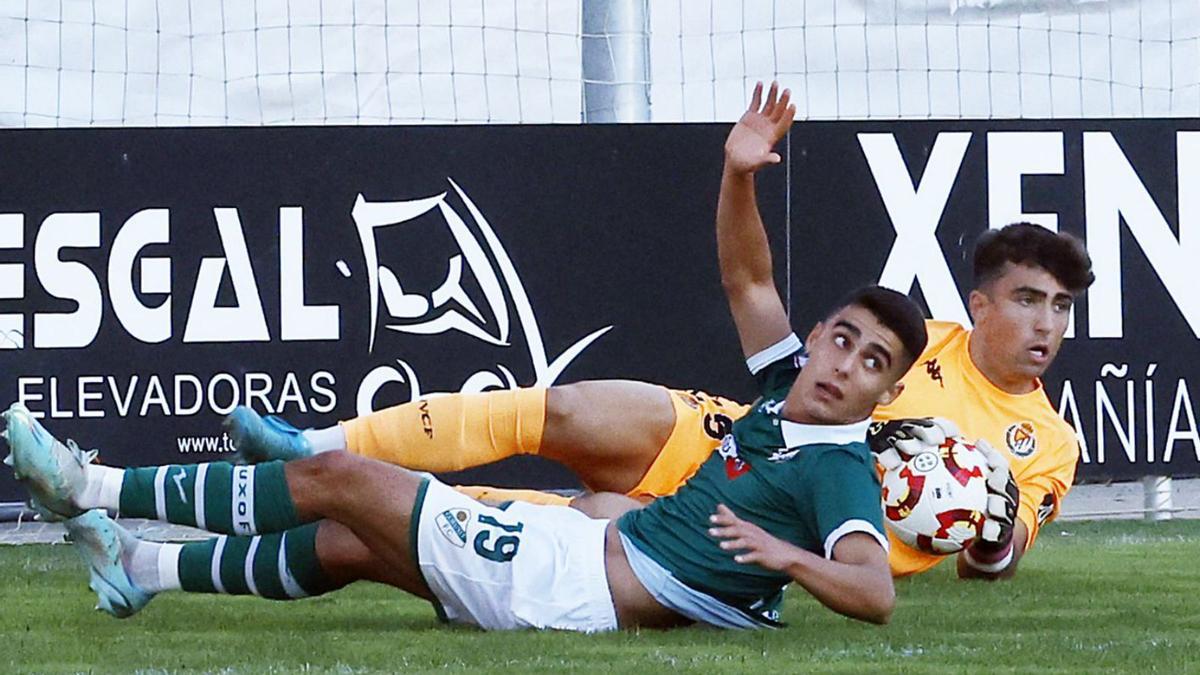 Aceves, del Valladolid Promesas, detiene el balón ante la presión de Hugo Rodri