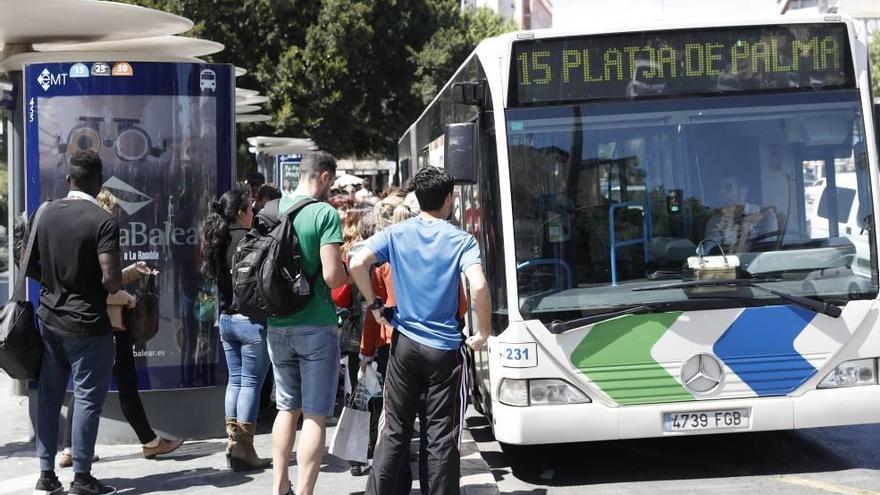 Las colas para subir a la línea 15 son frecuentes en la plaza de Espanya y en puntos de s´Arenal.