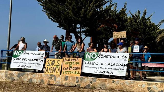 Un grupo de vecinos  participó en la primera concentración en defensa del palmeral de San Ginés. | L. O.