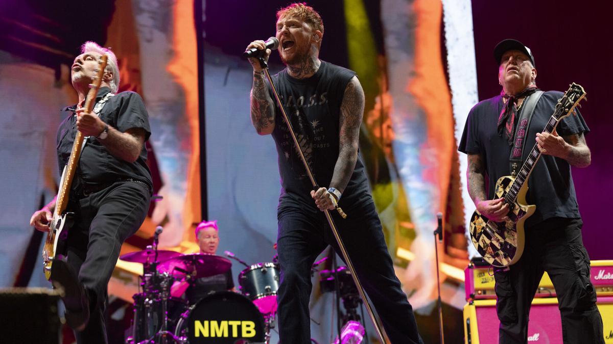 La banda de punk británica Sex Pistols durante un concierto en el Festival Cruilla en agosto de 2025.