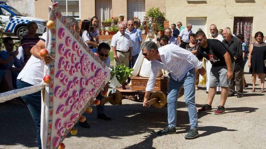 La ofrenda de la rosca confeccionada por las mujeres del barrio.