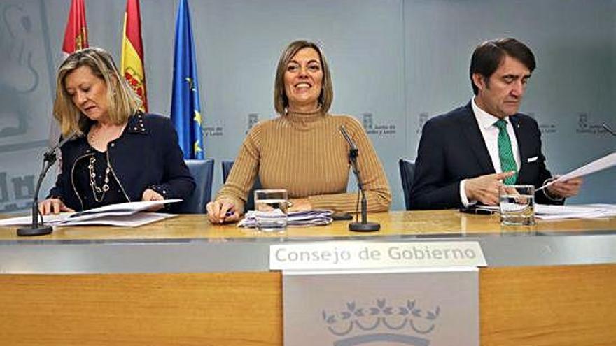 La portavoz de la Junta, Milagros Marcos, tras el Consejo de Gobierno junto a Del Olmo y Suárez Quiñones.