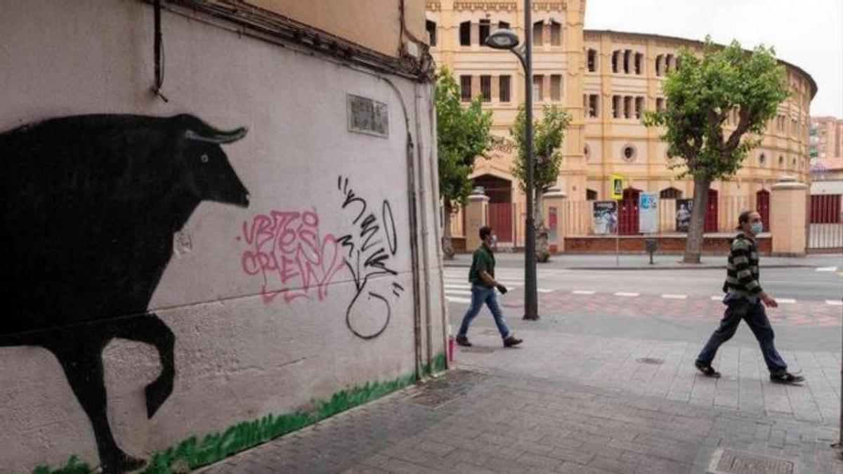 Un grafiti con un toro en las inmediaciones del coso de La Condomina, en Murcia.