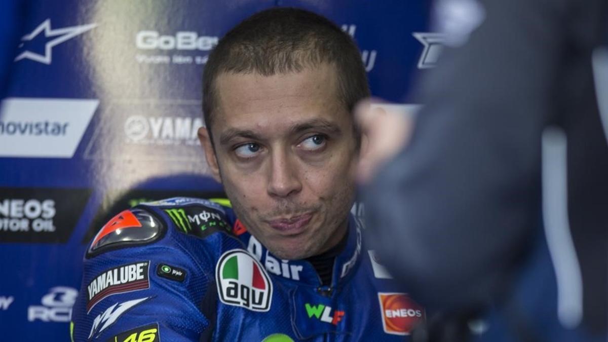 El italiano Valentino Rossi, en su box de Cheste (Valencia), durante el último gran premio de la temporada.