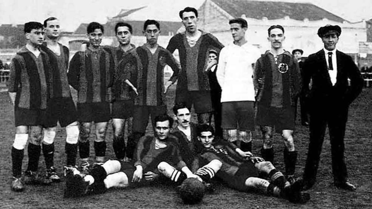 El equipo que el FC Barcelona presentó contra el Universitari en un duelo del Campionat de Catalunya (12-2) celebrado el 7-11-1915. Massana, en el centro, entre Alcántara y el meta Brú, destaca por su altura